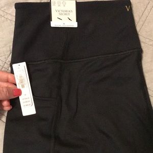 Victorias Secret NWT Incredible Essential Legging